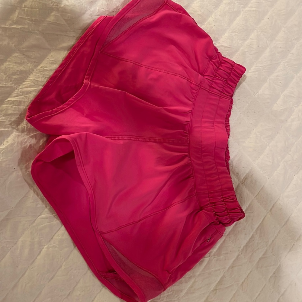 Lululemon 2.5 inch hottie hot sonic pink short!! 🩷💗💘